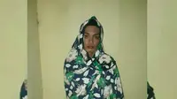 Aparat Resmob Polsek Panakukang, Makassar, menangkap tersangka pencopet yang menyamar sebagai perempuan berjilbab. (Liputan6.com/Eka Hakim)