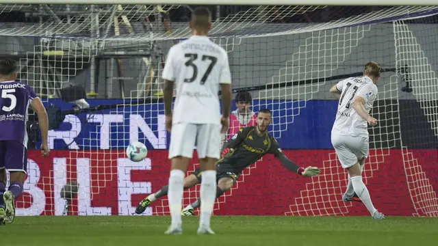 Kevin De Bruyne dari Napoli mencetak gol penalti ke gawang David De Gea
