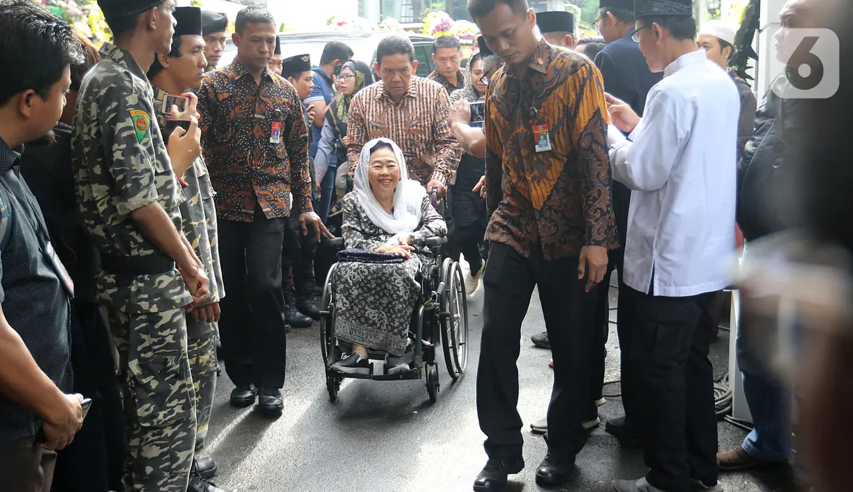 Istri Abdurahman Wahid atau Gus Dur, Sinta Nuriyah saat melayat KH Salahuddin Wahid atau Gus Sholah di rumah duka kawasan Mampang Prapatan, Jakarta, Senin (3/2/2020). Gus Sholah meninggal di RS Harapan Kita Jakarta karena sakit. (Liputan6.com/Herman Zakharia)