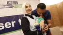 Aktris Soraya Larasati bersama suaminya Doni Amaldi dan putra keduanya berpose usai jumpa pers di rumah sakit kawasan Semanggi, Jakarta, Kamis (8/6). Soraya Larasati melahirkan anak keduanya senin (5/6/2017). (Liputan6.com/Herman Zakharia)