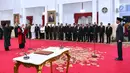 Suasana pelantikan hakim Mahkamah Konstitusi (MK), Enny Nurbaningsih di Istana Negara, Jakarta, Senin (13/8). Pengangkatan Enny sebagai Hakim Konstitusi berdasarkan surat Keputusan Presiden Nomor 134/P/2018. (Liputan6.com/Biropers)