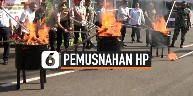 VIDEO: 700 Handphone Milik Napi Salemba Dimusnahkan