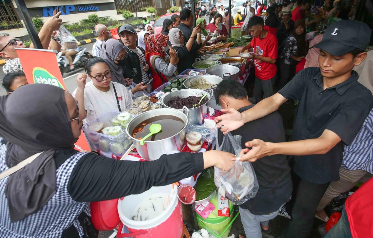 FOTO: Pasar Takjil Benhil Jadi Magnet Warga Berburu Menu Berbuka