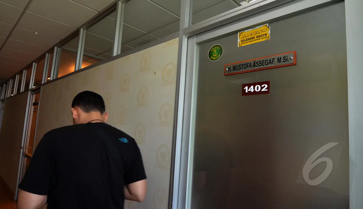 Pewarta foto mengambil Suasana ruangan anggota Fraksi Partai PPP Mustofa Assegaf  di lantai 14 gedung Nusantara I DPR RI, Jakarta, Jumat (10/4/2015). Mustofa Assegaf diduga memukul Muljadi dari Fraksi Partai Demokrat. (Liputan6.com/Andrian M Tunay)
