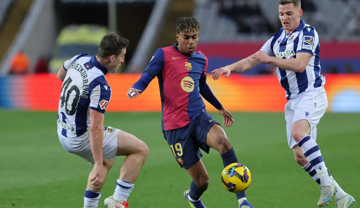 Hingga waktu turun minum tiba, Barcelona menang 2-0 atas Real Sociedad. (LLUIS GENE/AFP)