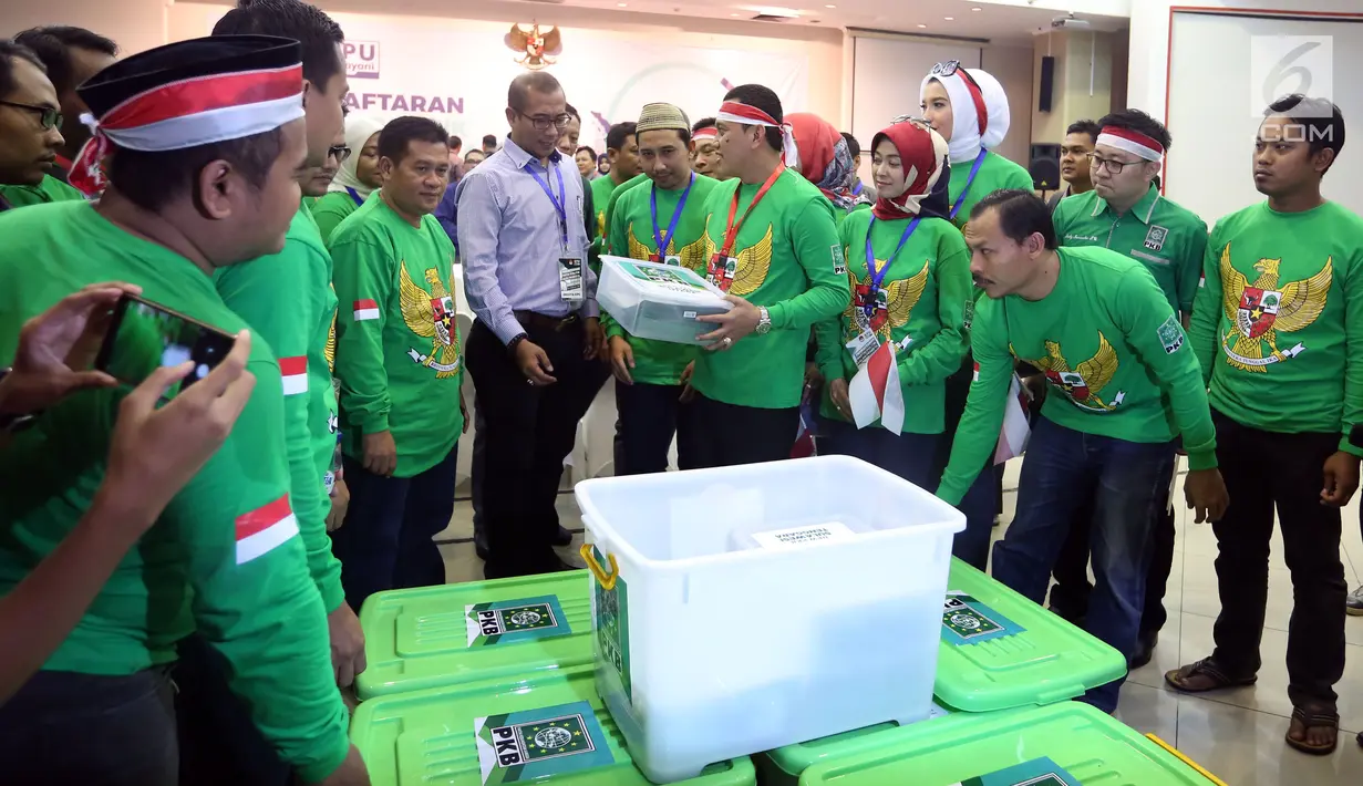 Partai Kebangkitan Bangsa (PKB) yang di wakili oleh Sekjen Abdul Kadir Karding menyerahkan berkas saat mendaftarkan Partainya ke Komisi Pemilihan Umum (KPU) Jakarta, Senin (16/10). PKB resmi mendaftar sebagai peserta Pemilu 2019. (Liputan6.com/JohanTallo)