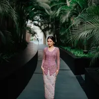 Lihat di sini tampilan anggun Hanggini kenakan kebaya saat jadi bridesmaid pernikahan sahabatnya. [@hanggini].