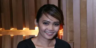 Presenter kontes penyanyi dangdut D'Academy Indosiar, Rina Nose dikabarkan tengah dekat dengan artis asal Brunai Darussalam Fakhrul Razi. (Nurwahyunan/Bintang.com)