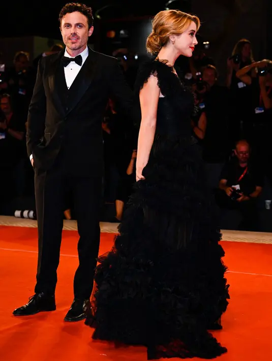 <p>Aktor Amerika Serikat Casey Affleck dan aktris Amerika Serikat Caylee Cowan tiba pada pemutaran film 'Dreamin' Wild' di Venice Film Festival 2022 di Lido, Venesia, Italia, di Lido di Venezia di Venesia, Italia, 7 September 2022. Pasangan ini tampak kompak dalam balutan busana serba hitam. (Andreas SOLARO/AFP)</p>