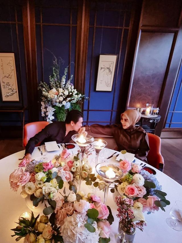 6 Momen Dinner Mewah Syahrini dan Reino Barack Rayakan Anniversary ke-3 di Singapura