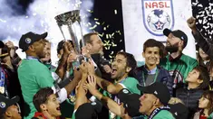 Pemain New York Cosmos, Raul Gonzalez (tengah) merayakan gelar juara bersama rekanya usai mengalahkan Ottawa Fury pada Liga nasional Amerika Utara (NASL) di Hempstead, New York, Minggu (15/11/2015). (REUTERS/Brendan McDermid)