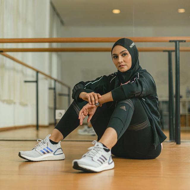 Tetap Olahraga di Rumah, Simple Workout ala Zee Zee Shahab ...