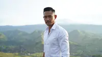 7 Gaya Rambut Pria Pendek Samping, Gantengnya Bikin Kamu Jadi Pusat Perhatian