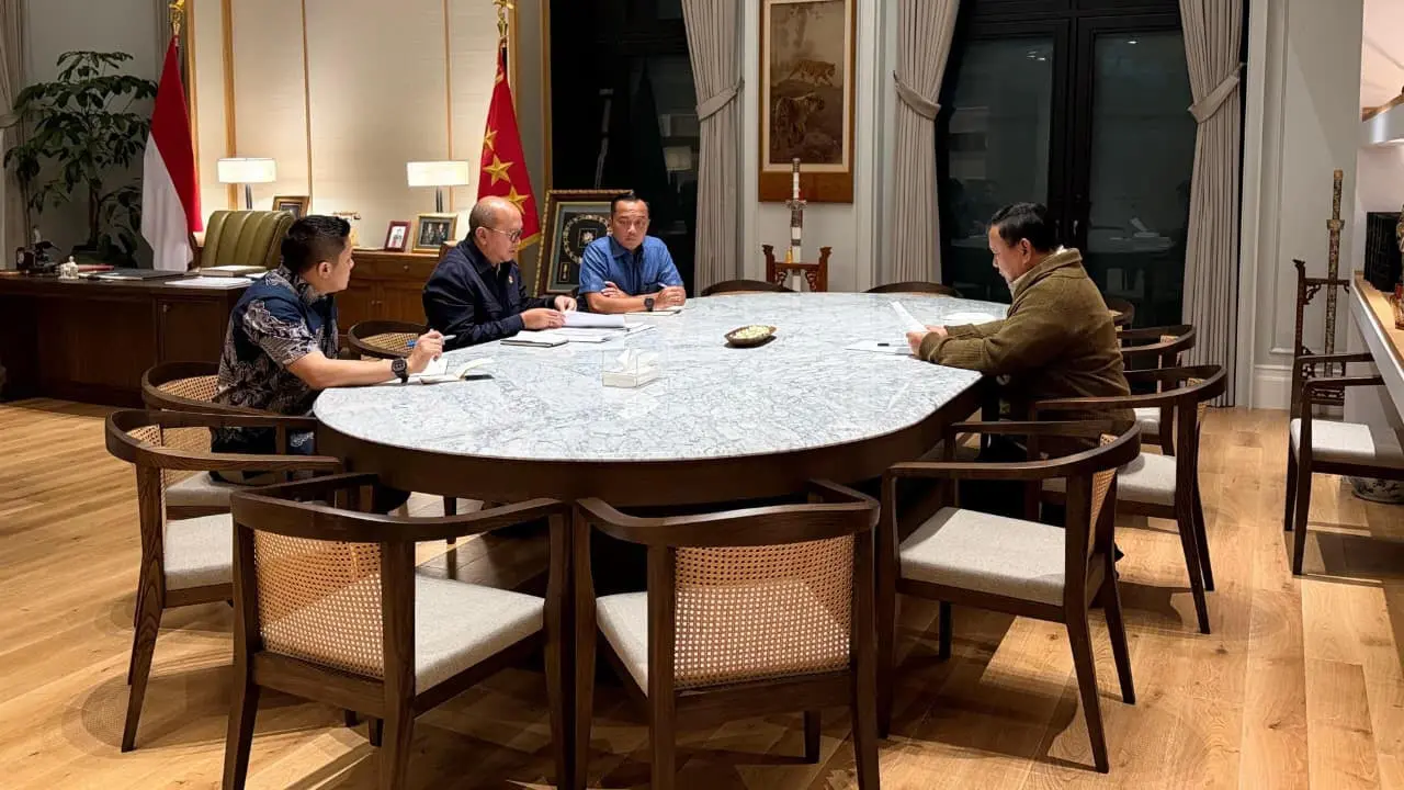 Presiden Prabowo Subianto menerima Menteri Investasi dan Hilirisasi/Kepala Badan Pengelola Investasi (BPI) Danantara, Rosan Roeslani, di kediaman pribadinya, Kertanegara, Jakarta. (Istimewa)