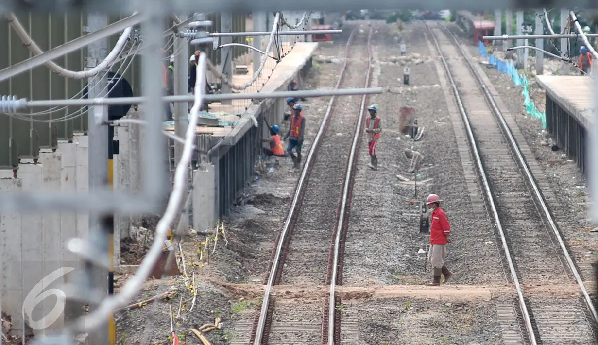 Pekerja menyelesaikan proyek pembangunan Kereta Api Bandara di Kawasan Dukuh Atas, Jakarta, Selasa (28/2). Jalur kereta rute Manggarai-Dukuh Atas-Tanah Abang-Batu Ceper-Bandara Soetta ditargetkan selesai pertengahan tahun 2017. (Liputan6.com/Yoppy Renato)