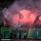 Aksi Bonek saat mendukung Persebaya di dalam stadion. (www.ongisnade.co.id)