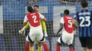 Kiper Arsenal, David Raya melakukan selebrasi bersama William Saliba setelah melakukan penyelamatan gemilang pada laga Liga Europa 2023/2024 melawan Atalanta di Atleti Azzurri d'Italia stadium, Bergamo, Italia, Jumat (20/09/2024) WIB. (AP Photo/Antonio Calanni)