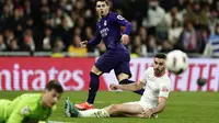 Brahim Diaz dari Real Madrid, tengah, menembak ke gawang saat pertandingan sepak bola La Liga Spanyol antara Real Madrid dan Athletic Bilbao di stadion Santiago Bernabeu di Madrid, Spanyol, Minggu, 31 Maret 2024. (AP Photo/M. Gracia Jimenez)