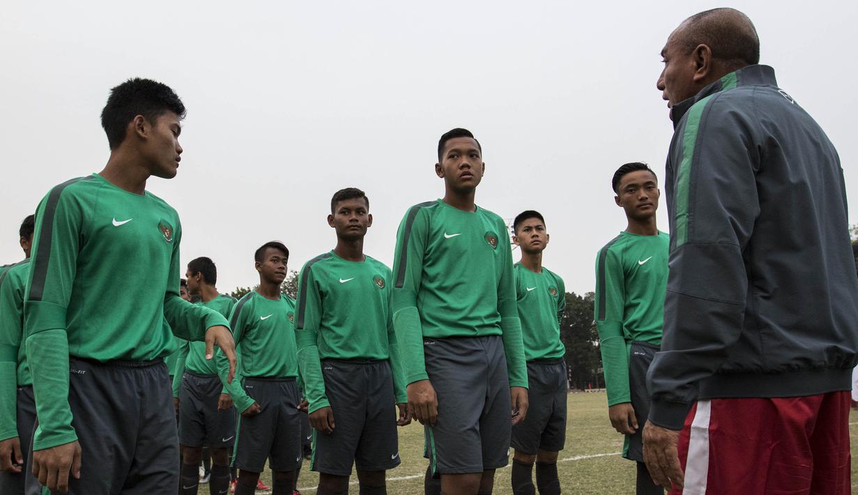 Ketum PSSI, Edy Rahmayadi, memberi komando kepada pemain Timnas Indonesia U-16 sebelum acara pelepasan di Stadion Atang Sutresna, Jakarta Timur, Rabu (12/9/2017). Timnas U-16 akan mengikuti kualifikasi Piala AFC U-16. (Bola.com/Vitalis Yogi Trisna)