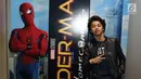 Aktor Bastian Steel berpose disamping poster bergambar Spiderman: Homecoming di Gandaria City, Selasa (4/7). (Liputan6.com/Herman Zakharia