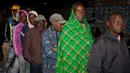Antrean warga Kenya untuk menggunakan hak pilih mereka di Bissil, selatan Nairobi, Selasa (8/8). Negara berpenduduk 50 juta jiwa itu akan memilih presiden baru antara Uhuru Kenyatta dan pesaingnya, Raila Odinga. (AP Photo/ Jerome Delay)