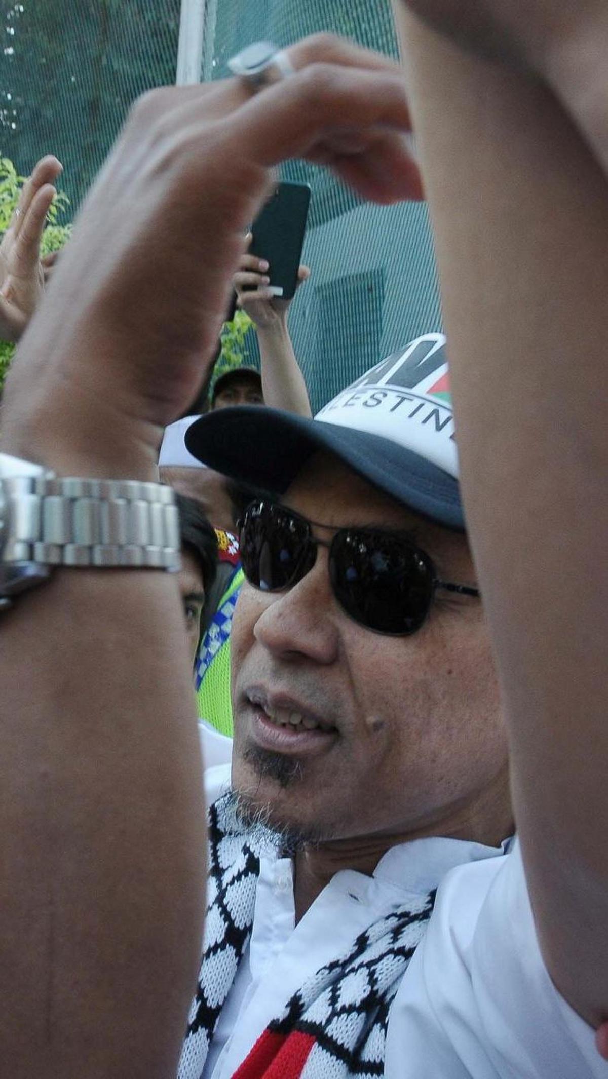 Munarman juga sempat dicecar sejumlah pertanyaan oleh awak media. Namun Munarwan menjawab dengan senyuman lebar.<br>