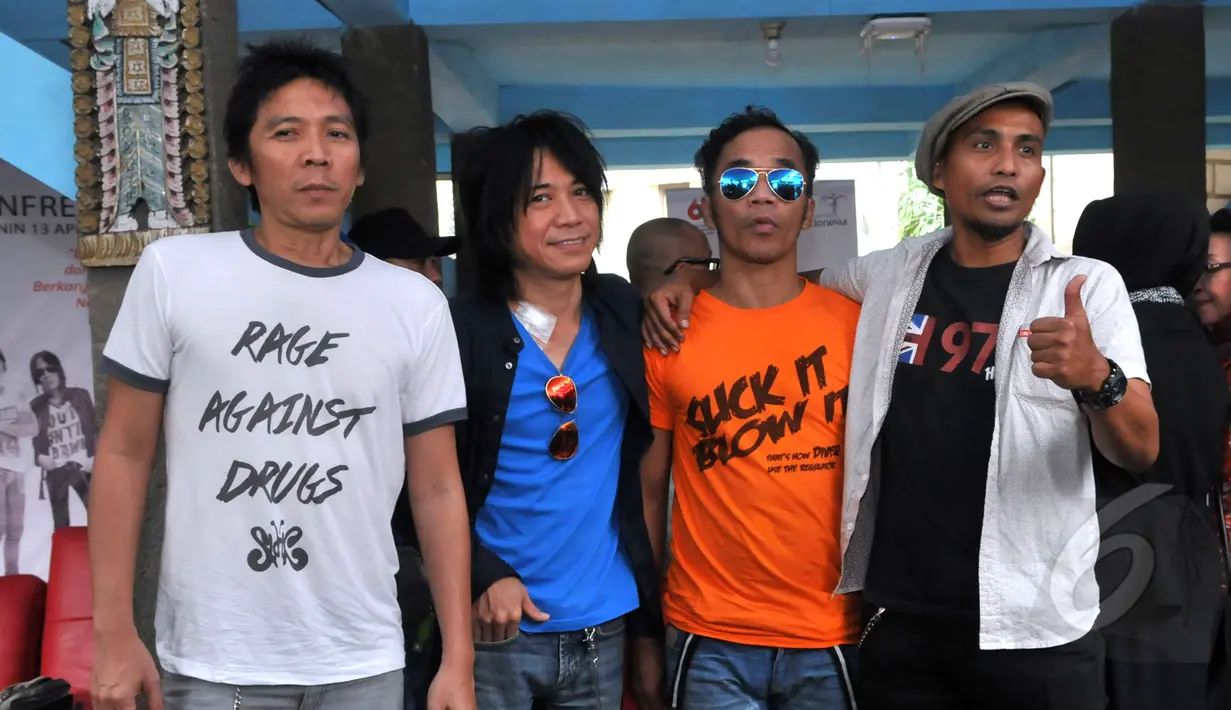 Slank akan menggelar konser bertajuk "Drugs Free Asia-Afrika", Potlot, Duren Tiga, Jakarta Selatan, Senin (13/4/2015). Rencananya konser akan digelar di Monas pada Minggu (19/4). (Liputan6.com/Panji Diksana)