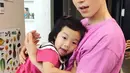 Nggak cuma ganteng, Lee Dong Wook juga ternyata akrab banget sama ana-anak. Waaah, oppa idaman banget nih! (instagram/leedongwook_official)