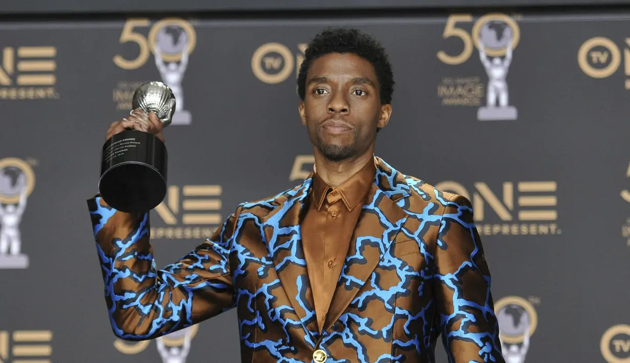 Chadwick Boseman berpose di ruang pers dengan penghargaan untuk aktor luar biasa dalam film "Black Panther" di Penghargaan Gambar NAACP tahunan ke-50 di Dolby Theater di Los Angeles pada 30 Maret 2019. (AP Photo/Richard Shotwell)