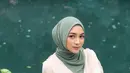 Anti mainstream, kombinasi baju cream dengan hijab warna teal bikin kesan segar pada tampilan Citra Kirana. [Foto: IG/citraciki].