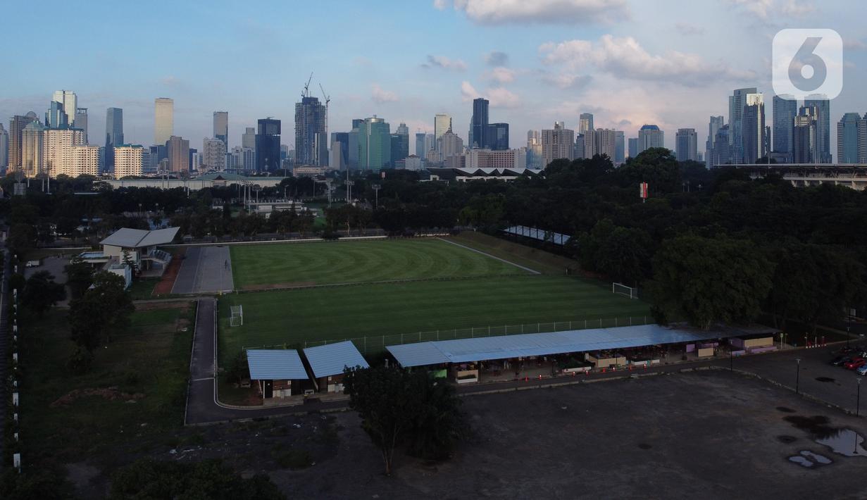 Foto udara kawasan Jalan Jenderal Sudirman, Jakarta, Minggu (3/5/2020). Pemprov DKI Jakarta telah menutup sementara 126 perusahaan yang melanggar Pergub Nomor 33 Tahun 2020 tentang Pelaksanaan Pembatasan Sosial Berskala Besar (PSBB) dalam Penanganan COVID-19. (Liputan6.com/Helmi Fithriansyah)