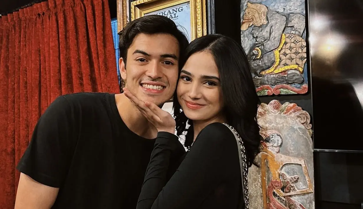 Gaya pacarannya tidak berlebihan, Syifa Hadju dan Rizky Nazar adalah pasangan kekasih yang disukai netizen. Pasangan yang terpaut usia 4 tahun ini disebut mirip di foto tersebut. Hampir setiap tahunnya selama pacaran, baik Rizky Nazar dan Syifa Hadju selalu unggah foto berdua di Instagram ketika ulang tahun. Hanya bubuhkan keterangan unggahan singkat, namun sangat bermakna. (Liputan6.com/IG/adysky99)