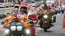 Sejumlah pengendara motor gede mengenakan kostum Santa Claus dan rusa di kota Tokyo, Jepang, (23/12). Touring ini dinamakan "Toy Run" yang diselenggarakan oleh komunitas Harley Santa Club. (AFP PHOTO/Toru Yamanaka)