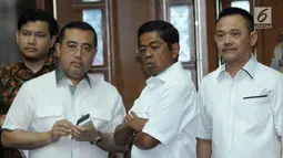 Mensos, Idrus Marham (kedua kanan) saat di ruang sidang pengadilan Tipikor jelang sidang tuntutan dugaan korupsi proyek e-KTP dengan terdakwa Setya Novanto, Jakarta, Kamis (29/3). Sidang mendengar pembacaan tuntutan. (Liputan6.com/Helmi Fithriansyah)