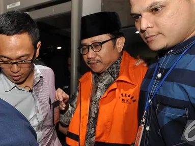 Waryono Karno mengenakan rompi tahanan KPK usai menjalani pemeriksaan, Jakarta, Kamis (18/12/2014). (Liputan6.com/Miftahul Hayat)