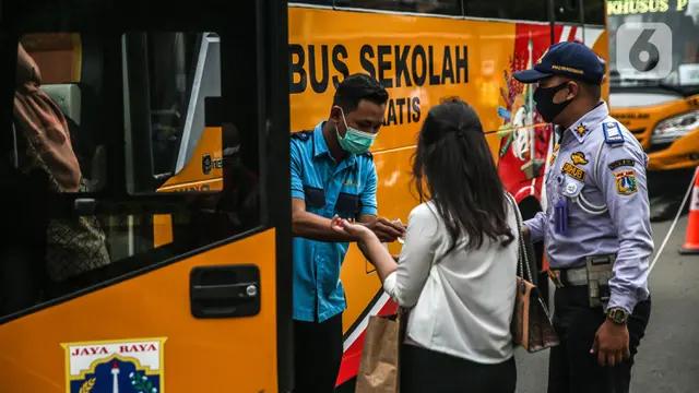 50 Bus Sekolah Dikerahkan untuk Urai Lonjakan Penumpang KRL