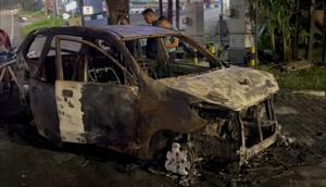 Api yang berkobar langsung melalap habis mobil yang ditumpangi pasangan suami istri saat melintasi Jalan Prof Dr Hamka, Ngaliyan, Kota Semarang. (Liputan6.com/Felek Wahyu)