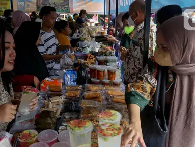 Pedagang melayani pembeli makanan di Pasar Takjil Bendungan Hilir, Jakarta, Rabu (13/3/2024). (Liputan6.com/Herman Zakharia)