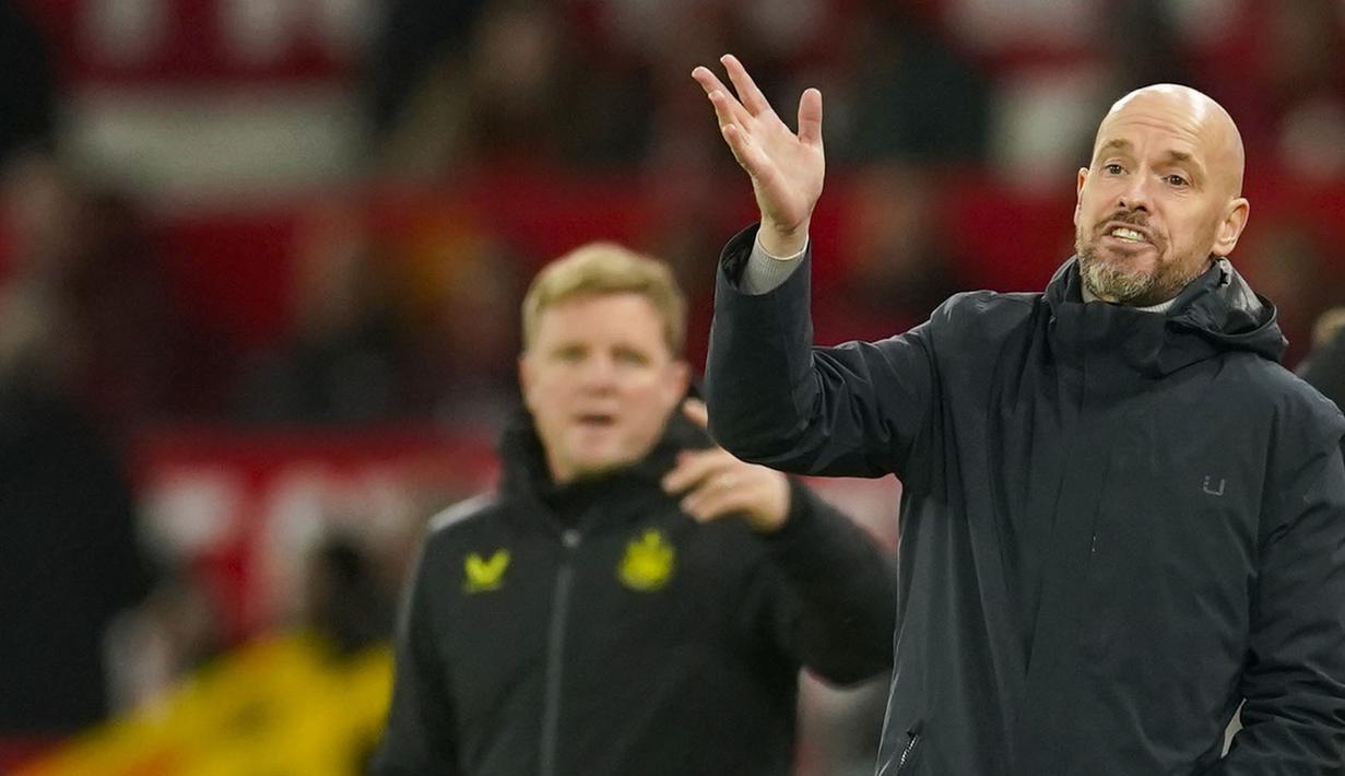 <p>Pelatih Manchester United, Erik ten Hag (kanan) saat memberikan instruksi kepada pemainnya pada laga 16 besar Carabao Cup 2023/2024 melawan Newcastle di Old Trafford, Manchester, Inggris, Kamis (02/11/2023) dini hari WIB. (AP Photo/Dave Thompson)</p>