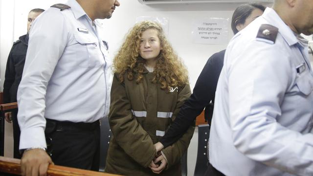 Ahed Tamimi saat dibawa ke ruang sidang di penjara militer Israel dekat Yerusalem