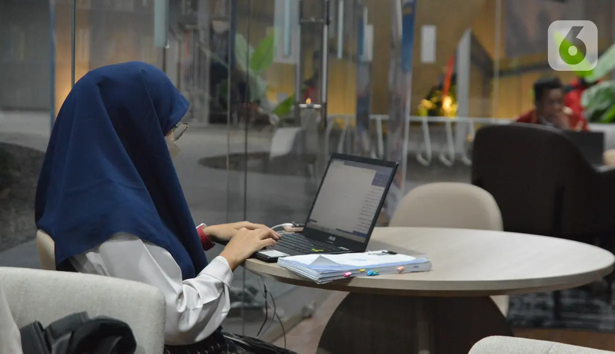 Warga menikmati fasilitas perpustakaan di Taman Literasi Martha Christina Tiahahu di kawasan Blok M, Jakarta Selatan, Senin (19/9/2022). Selain menjadi tempat untuk membaca, bebarapa warga juga menggunakannya untuk sekedar ngobrol dan bertukar pikiran dengan orang lain. (Liputan6.com/Magang/Aida Nuralifa)