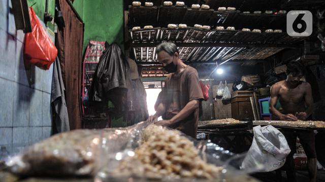 FOTO: Perajin Tempe di Tengah Lonjakan Harga Kedelai