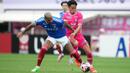 Drama saling kejar juga terjadi saat Cerezo Osaka, sang pemuncak klasemen sementara menjamu Yokohama F. Marinos di Yodoko Sakura Stadium, Sabtu (27/4/2024). Marinos sempat dua kali unggul lewat Kota Mizunuma dan Keigo Sakakibara, tetapi Cerezo selalu bisa mengejar lewat dua gol Leo Ceara dan laga berakhir imbang 2-2. (J.LEAGUE)