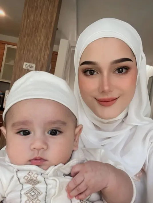 Seperti inilah potret Yasmine merayakan idul fitri bersama keluarga kecilnya