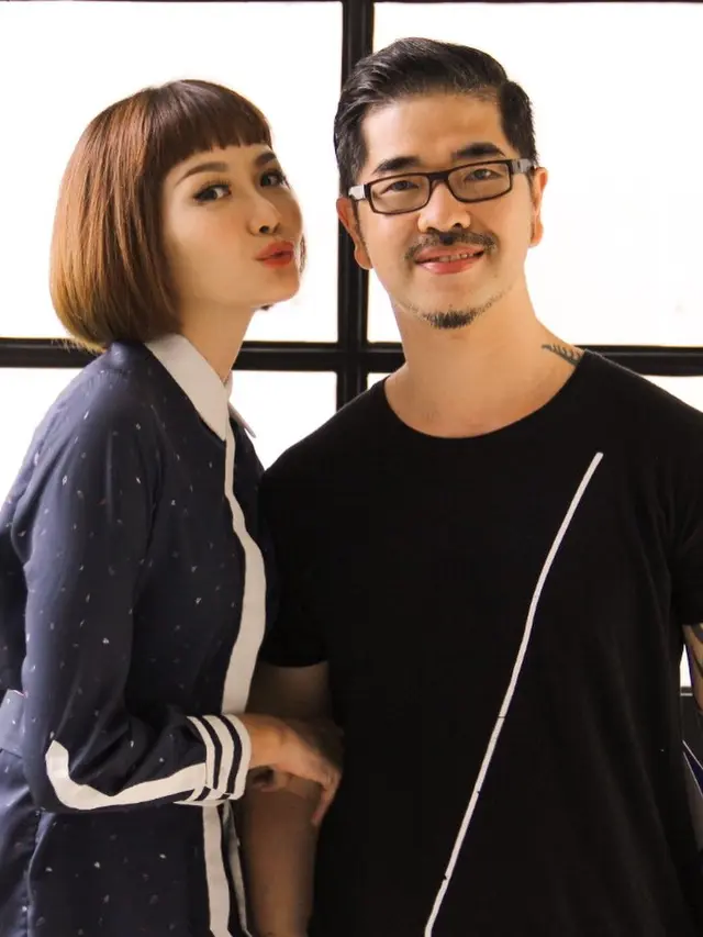 Jalani 15 Tahun Pernikahan, Ini 7 Potret Mesra Alena Wu Bersama Suami