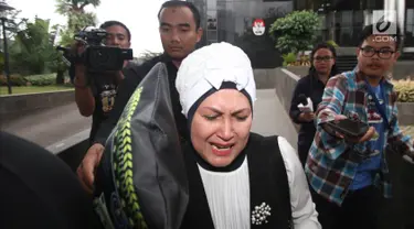 Tangis ibu tersangka Gubernur Jambi nonaktif Zumi Zola, Hermina usai menjalani pemeriksaan di Gedung KPK, Jakarta, Rabu (23/5). Hermina  menjalani dua pemeriksaan sebagai saksi untuk Zumi Zola dan Arfan. (Liputan6.com/Herman Zakharia)