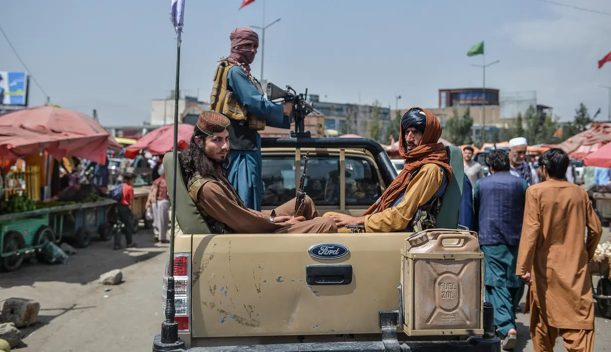 Pejuang Taliban berpatroli di sepanjang jalan di Kabul (17/8/2021). Taliban bergerak untuk segera memulai kembali ibu kota Afghanistan setelah pengambilalihan Kabul yang menakjubkan dan menyuruh staf pemerintah untuk kembali bekerja. (AFP/Wakil Kohsar)