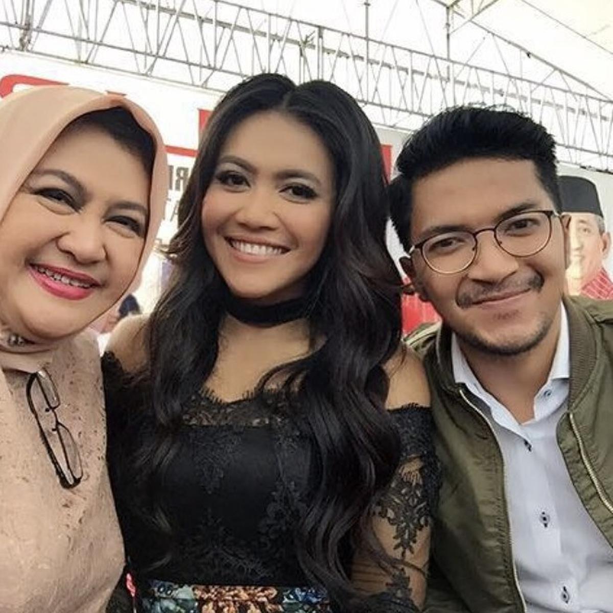 Potret Kebersamaan Denada dengan Emilia Contessa yang Kini Tinggal Kenangan, Saling Dukung di Dunia Musik