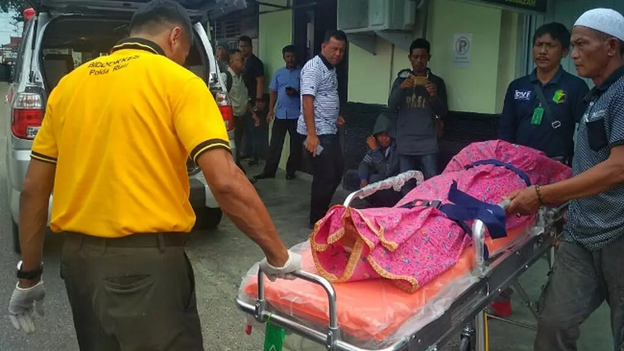 Pihak keluarga menjemput jenazah Ayu di RS Bhayangkara Polda Riau