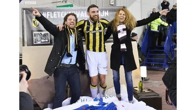 Video unik saat Vitesse klub Belanda peringkat 5 Eredivisie menyediakan ranjang di pinggir lapangan bagi pasangan yang tertarik menonton laga melawan Heerenveen  di Stadion GelreDome kota Arnhem, Minggu (14/2/2016).